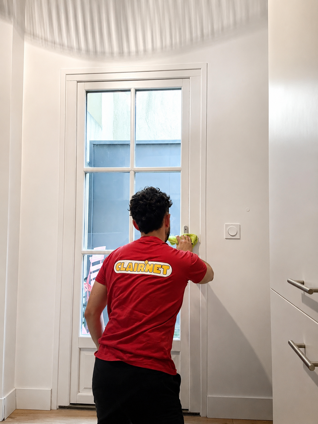Agent Clair'Net en intervention nettoyage de vitres