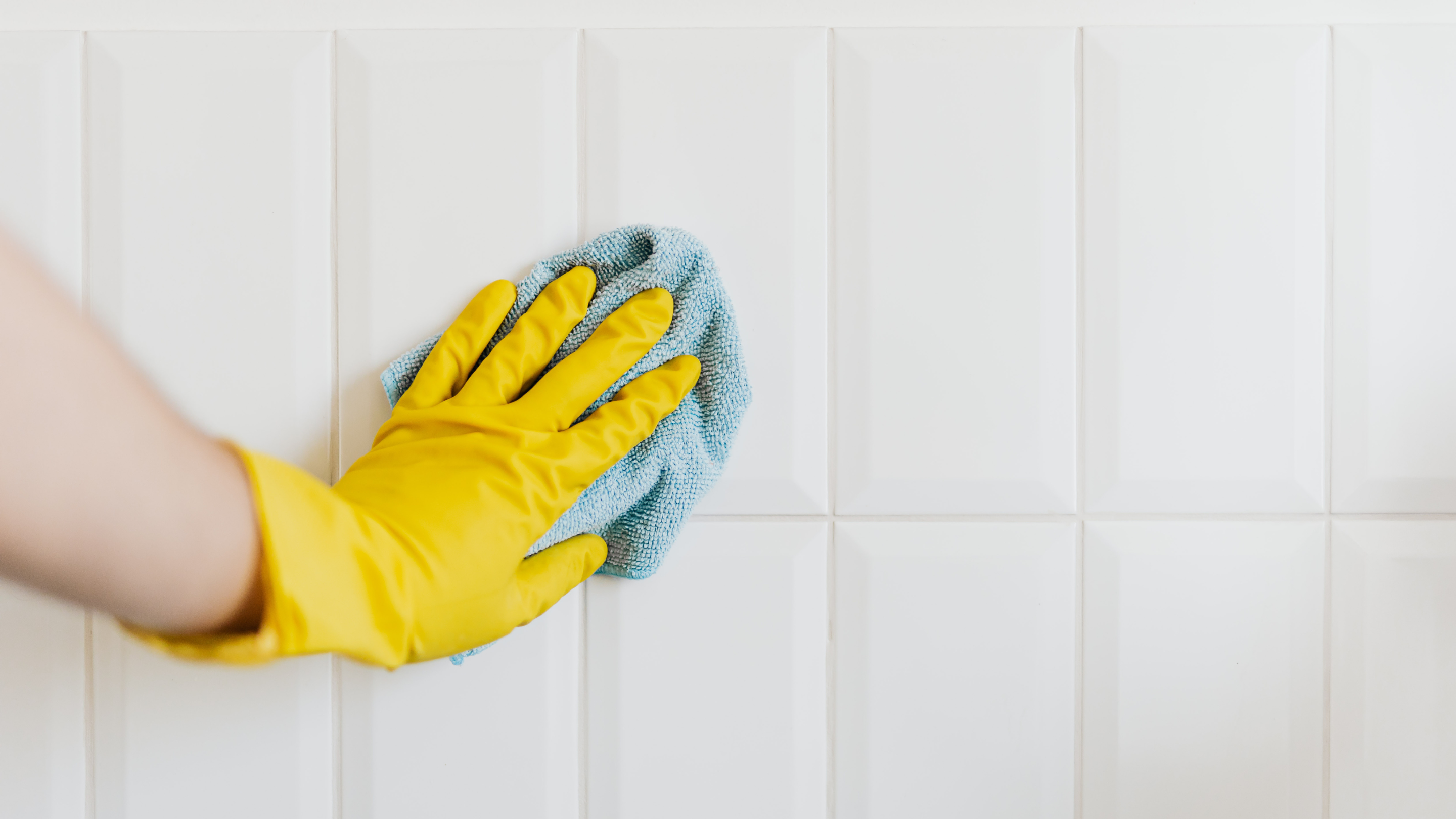 Désinfection de locaux par technicien Clair'Net en tenue de protection